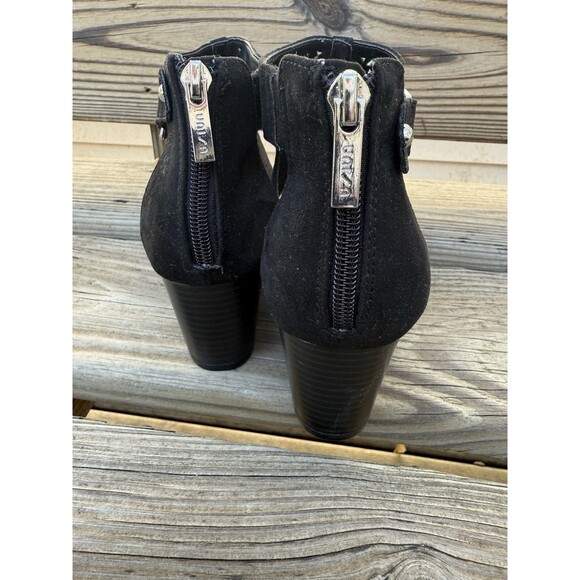 Unisa Black Faux Suede Cutout Sandals Mismatched Sizes 9.5/10 Zip Heel 2 Inch - Picture 3 of 7